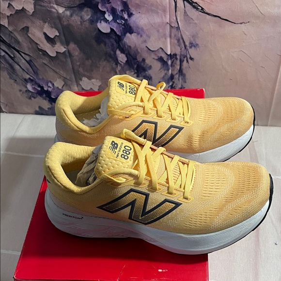 New Balance Women's Fresh Foam X 880v15 Yellow Athletic Shoes - Picture 7 of 8